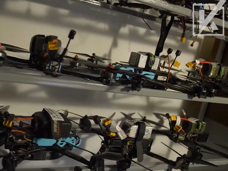 Украинские защитники прислали видео работы дронов с посланиями для оккупантов, средства на которые собрала 