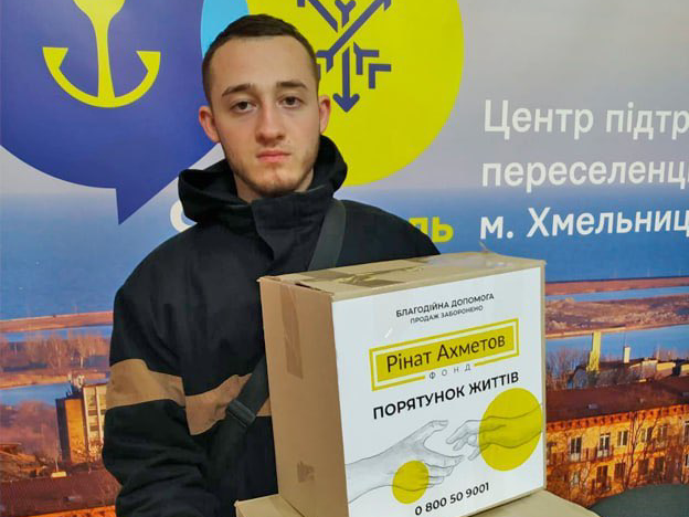 Маріупольці у Хмельницькому почали отримувати продуктові набори від Фонду Ріната Ахметова