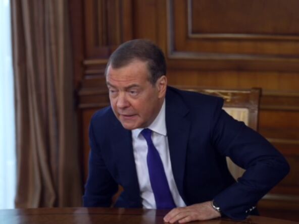 Медведєв закликав убити Зеленського. В Офісі президента України відповіли, що "порожня бочка дужче гримить"