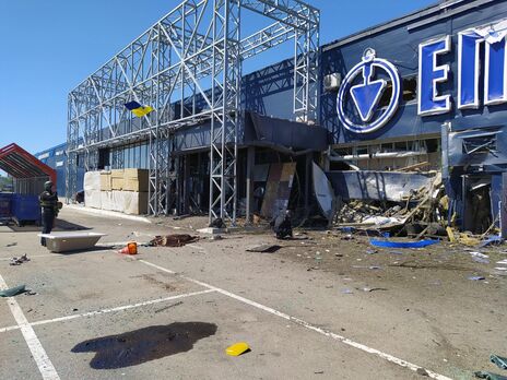 Росія атакувала супермаркети, вокзал і АЗС у Херсоні, багато загиблих і поранених. Фоторепортаж