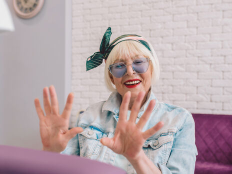 Цей манікюр зробить руки набагато молодшими. Експертка розповіла, які кольори лаку личать жінкам віком від 60 років