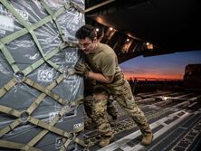 Гаубицы, ракеты для HIMARS и другие боеприпасы. США объявили о новом пакете военной помощи Украине на $300 млн