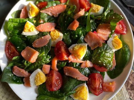 Приготуйте цей сезонний салат лише з чотирьох основних інгредієнтів. Простий рецепт із покроковим описом