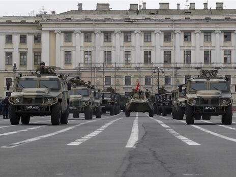 У Санкт-Петербурзі впав дрон на площі, де репетирували парад – ЗМІ