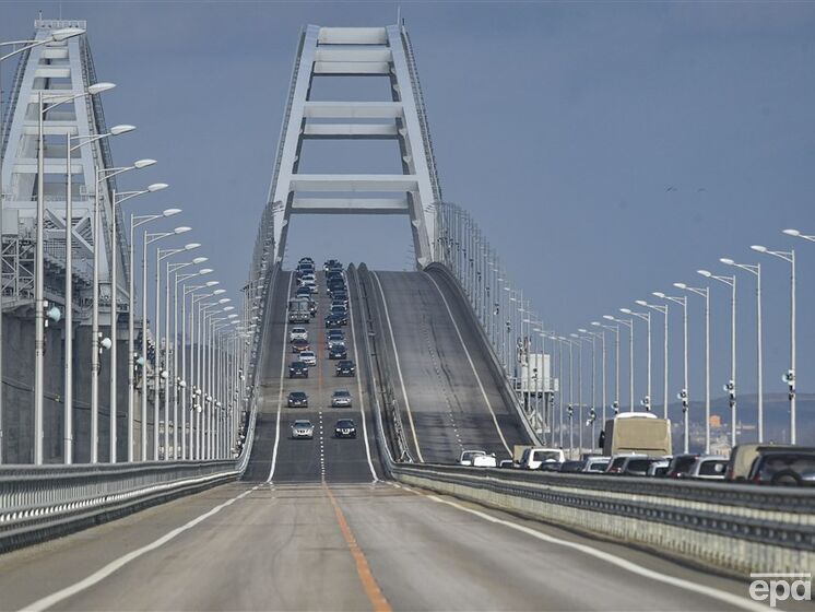 Російські окупанти оголосили про відновлення руху залізничною частиною Кримського мосту