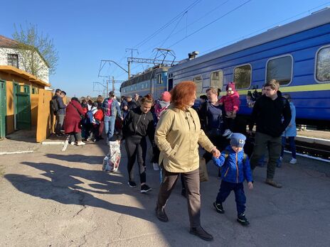 Помощь на вокзале. На выплаты украинцам, которые выехали из опасных районов на эвакуационных поездах, в апреле выделили 16,2 млн грн