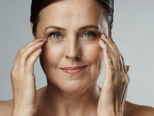 Замените черную подводку, чтобы не казаться старше. Визажист рассказала, каким цветом лучше всего подводить глаза женщинам старше 50 лет