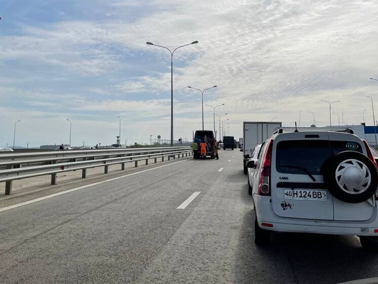 Жителі Криму повідомляють про вибухи та закриття руху Кримським мостом. Окупанти заявляють, що збили ракету