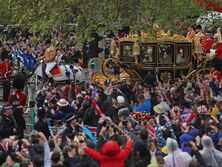 Чарльз III c женой Камиллой отправились на коронацию в Вестминстерское аббатство. Фото