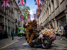 Коронация Чарльза III. Самые яркие уличные образы поклонников королевской семьи. Фото