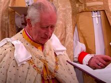 "Боже, храни короля". Букингемский дворец показал момент, как архиепископ Кентерберийский надевает корону на голову Чарльза III. Видео