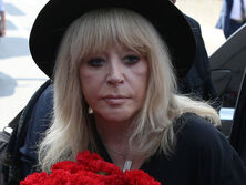 "Все позабыли про покойника и рассматривали Примадонну". Пресс-секретарь Путина на похоронах поцеловал руку Пугачевой, которая вернулась в РФ 