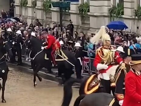 Во время коронации Чарльза III лошадь гвардейца понесло в толпу. Видео