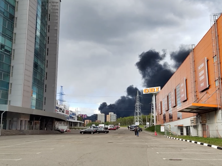 В Москве загорелись стройматериалы. Над городом был густой черный дым