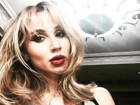 Фото певицы Loboda с дочерью Евой разместили на обложке 