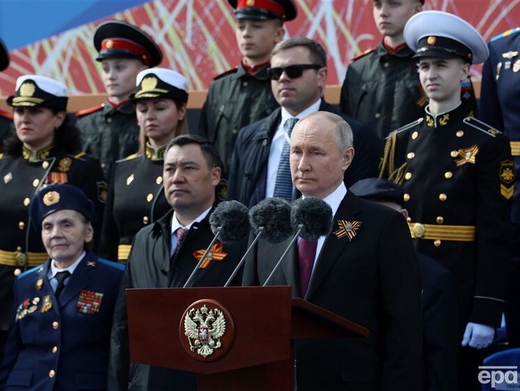 "На трибунах лицемерия". Подоляк назвал торжества 9 мая в Москве "парадом убийц"