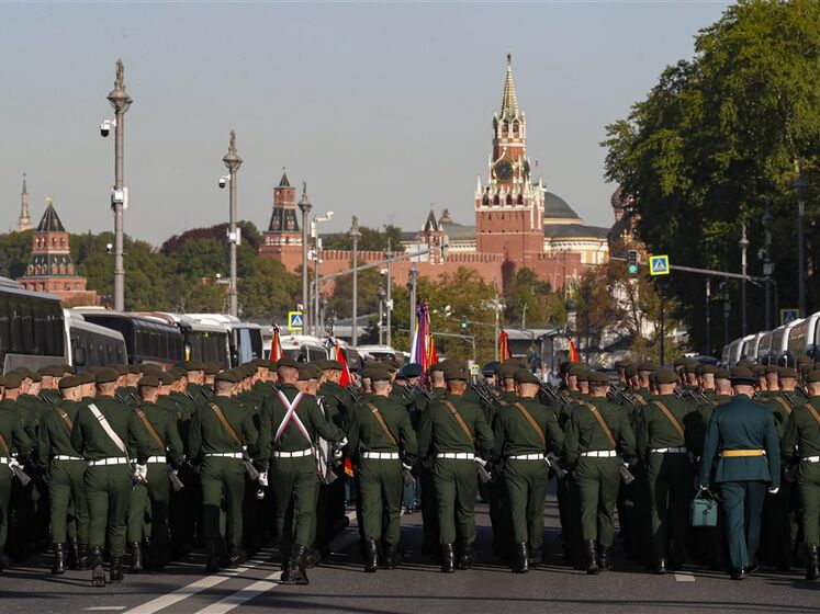 "Шукайте їх у статистиці Генштабу ЗСУ". У мережі пишуть, що на параді в Москві були лише танки часів Другої світової війни