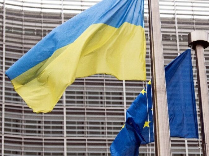 Возле здания Еврокомиссии в День Европы подняли флаг Украины