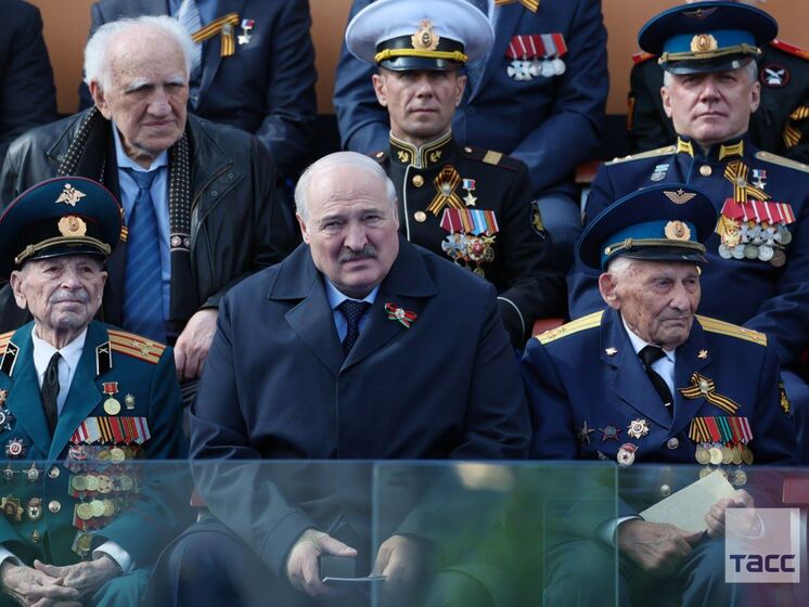 Лукашенко після параду в Москві терміново повернувся в Мінськ із перев'язаною рукою – ЗМІ