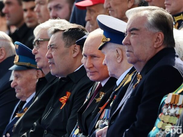 "Жоден із них не воював проти фашистських військ". ЗМІ повідомили, що Путін на параді в Москві сидів між ветеранами НКВС і КДБ