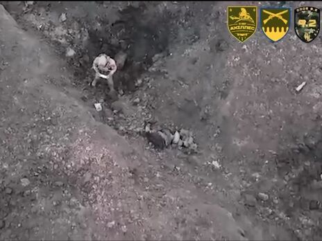 Оккупант в Бахмуте сдался в плен украинскому дрону, несмотря на угрозу расстрела своими. Видео