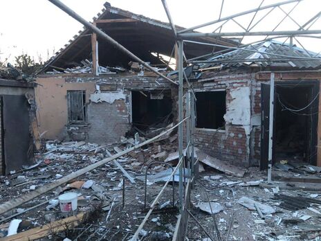 Оккупанты ночью обстреляли Никополь, повреждены жилые дома, оборвана линия электропередачи