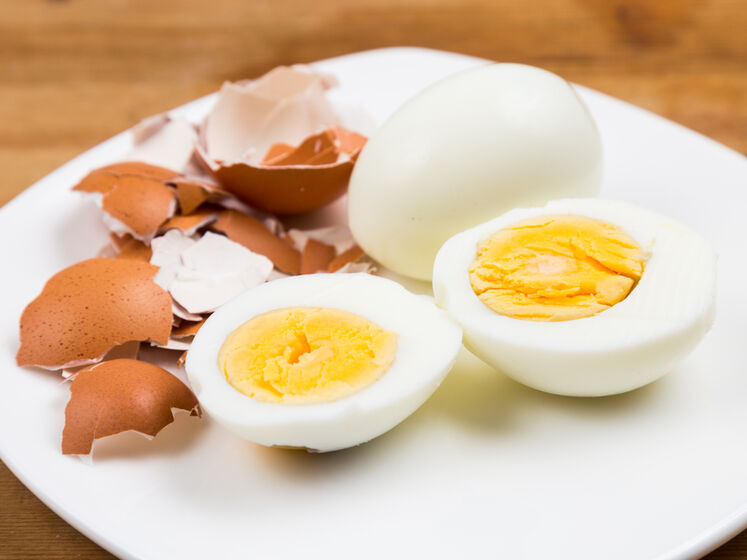Як почистити варені яйця за п’ять секунд. Лайфхак