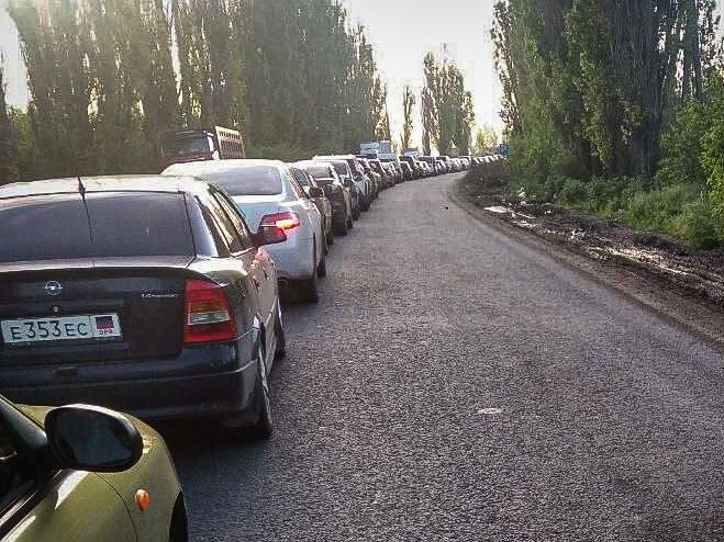 "Паники нет". Радник мера Маріуполя опублікував фото черги автомобілів на 10 км на українсько-російському кордоні