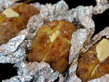 Картофель по этому простому рецепту получится очень вкусный. Эксперт рассказал, как правильно запекать его в кожуре