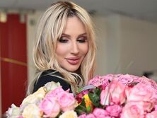 Loboda снялась в облегающем алом комбинезоне в постели, усыпанной лепестками роз. Фото