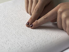 Vogue выпустил новый номер журнала, напечатанный шрифтом Брайля