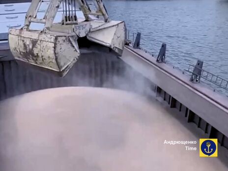 Россияне вывозят украденное в Украине зерно через Мариупольский морской порт
