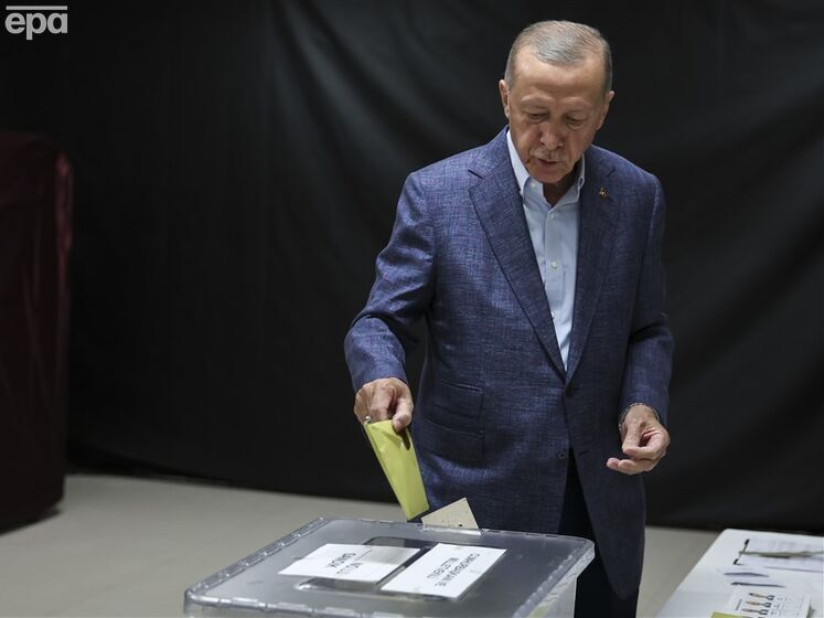 Ердоган роздав гроші дітям у школі, у якій голосував на виборах