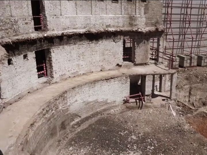 Советник мэра Мариуполя показал, как выглядит внутри разбомбленное россиянами здание драмтеатра. Видео