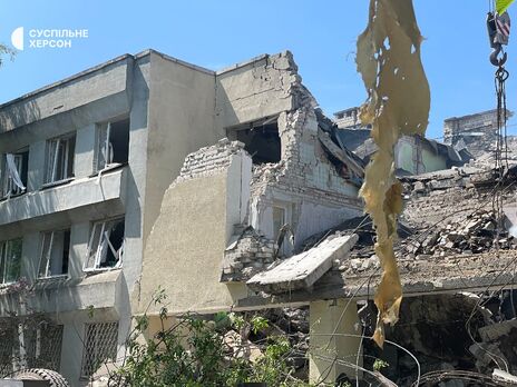 Окупанти обстріляли освітній заклад у Херсоні. Фото, відео