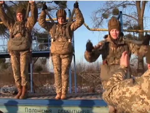 Минобороны Украины показало подготовку первой группы женщин-десантников. Видео