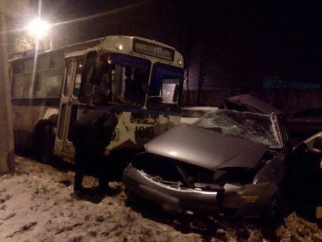 В Мариуполе полицейский на автомобиле выехал на встречную полосу и столкнулся с троллейбусом, один человек погиб