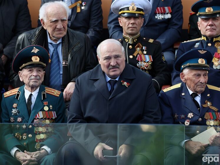 Лукашенко вперше з'явився на публіці з 9 травня. І знову із пов'язкою від венозного катетера – ЗМІ