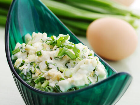 Простий салат із вареними яйцями і зеленню. Швидкий рецепт весняної страви