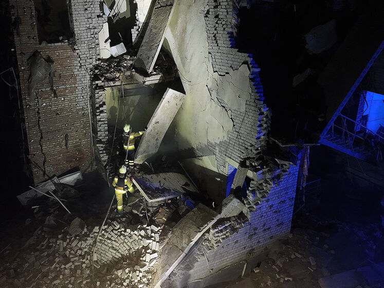 В ГСЧС показали последствия прилета "Калибров" по Николаеву 16 мая. По данным мэрии, повреждены шесть многоэтажек