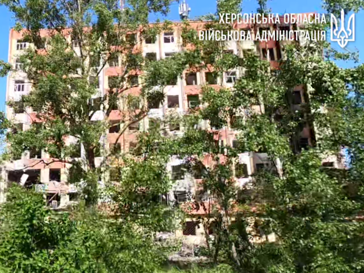 В результате российских обстрелов разрушены два подъезда жилого дома в Херсоне – ОВА