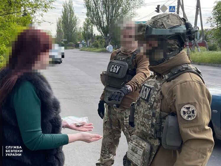 СБУ затримала в Херсоні медсестру, яку підозрюють у роботі на ФСБ РФ і "зливі" ворогові персональних даних українських військових