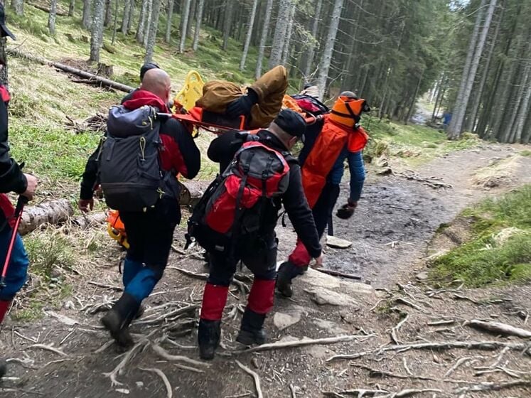 В Карпатах со скалы сорвались двое туристов, они травмированы &ndash; ГСЧС