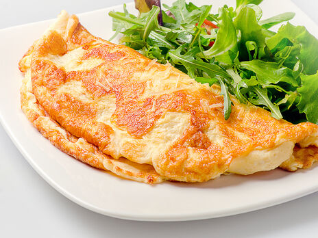 По этому рецепту омлет получится очень пышный. Кулинар рассказал, как правильно взбивать яйца для омлета