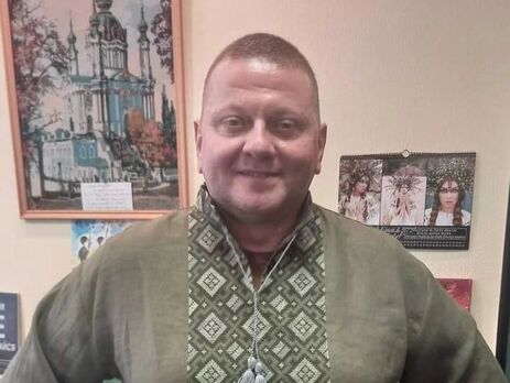 Украинский бренд создал для Залужного вышиванку и свитшот с вышивкой ручной работы. Фото