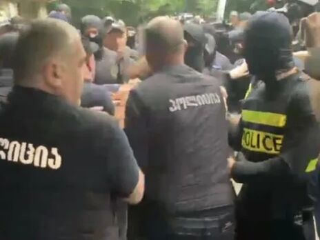 Біля готелю у Грузії, де, імовірно, перебуває дочка Лаврова, почали затримувати протестувальників. За даними ЗМІ, вона приїхала на весілля брата свого чоловіка-росіянина