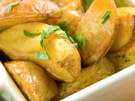 Добавьте это к молодому картофелю – и он получится невероятно вкусным. Эксперт рассказал простой рецепт запекания