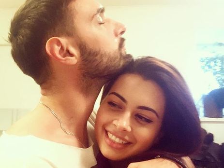 Козловский опубликовал фото с возлюбленной на руках