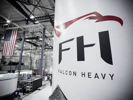 SpaceX опубликовала первое фото сверхтяжелой ракеты Falcon Heavy