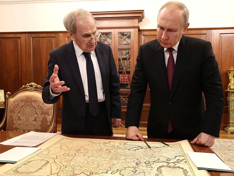 Путіну принесли карту ХVІІ століття. Розглядаючи її, він знову збрехав, що "жодної України не існувало" до створення СРСР
